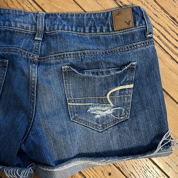 American Eagle Destructed Jean Shorts sz 6 Like New - Picture 5 of 10